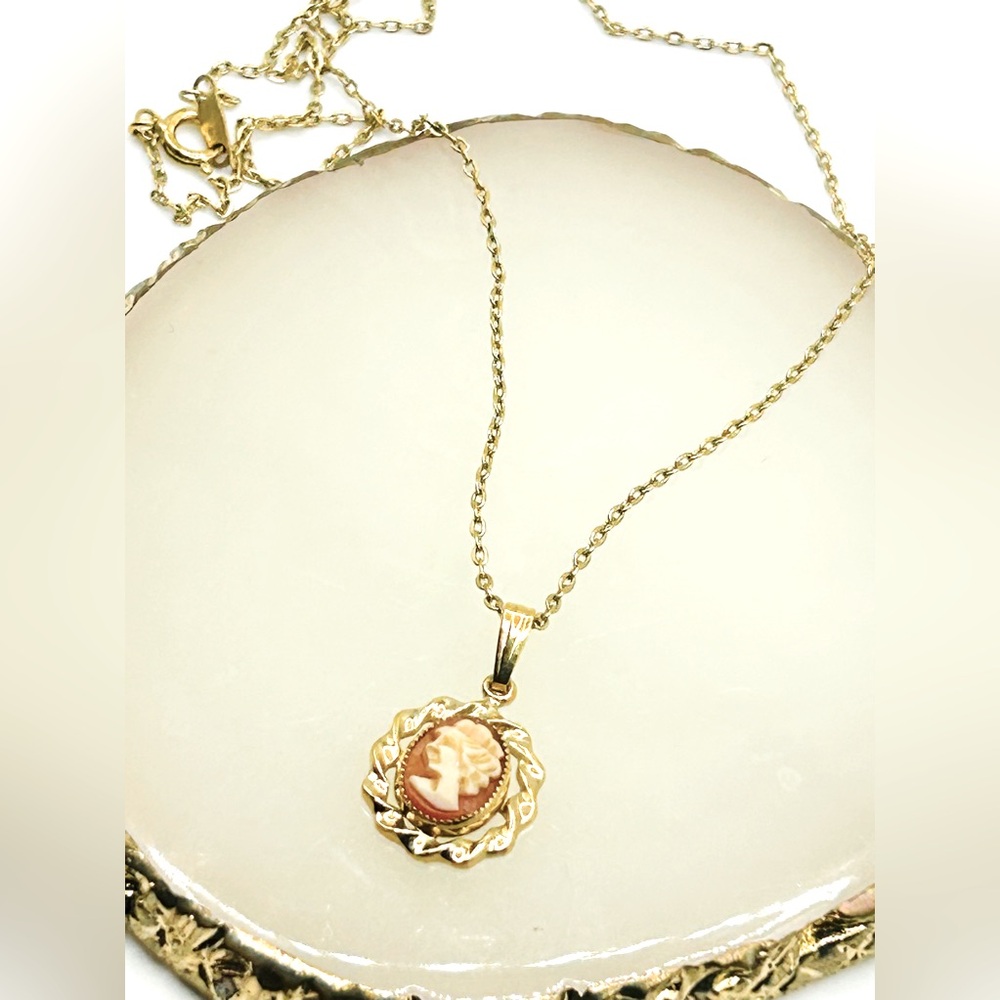 Vintage Cameo Necklace in 14k GF On Gold Tone Chain 18"